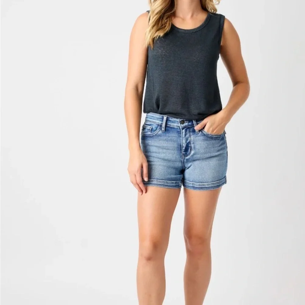 Judy Blue Mid-rise Heavy Contrast Flap Pockets Shorts - Picture 1 of 12